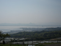 琵琶湖　中央　三上山（！）