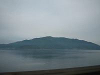 敦賀湾にポッカリ　西方ヶ岳